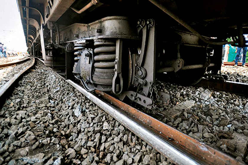 दारात पडलेला फोन उचलताना तरुणी ट्रेनमधून पडली, मृतदेहाचे दोन तुकडे