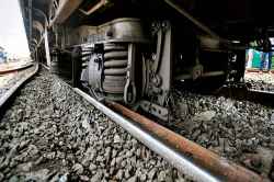 दारात पडलेला फोन उचलताना तरुणी ट्रेनमधून पडली, मृतदेहाचे दोन तुकडे