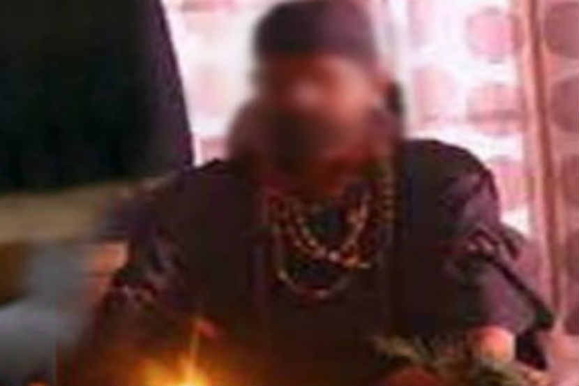 विकृती ! जादूटोण्याच्या संशयावरून विष्ठा खाण्यास पाडले भाग