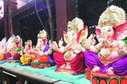 कागदी लगद्यापासून बनविलेल्या मूर्ती बाजारात आल्या आहेत.
