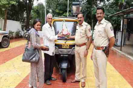 पुणे : प्रामाणिक रिक्षा चालकाने प्रवाशाचे २५ हजार केले परत