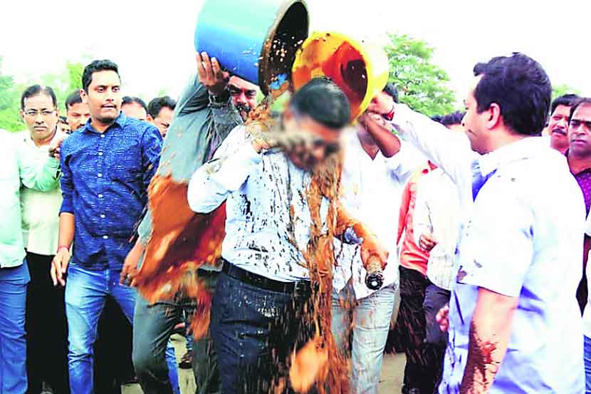 अधिकाऱ्यावर चिखलफेक; नितेश राणेंना अटक