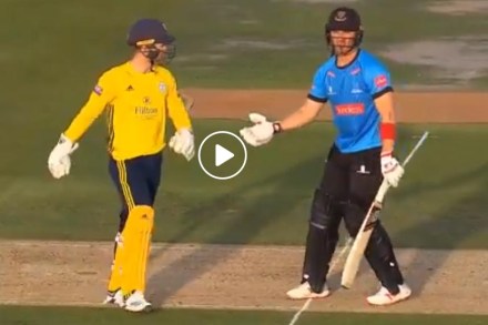 Video : अशी विचित्र स्टंपिंग कधी पाहिली आहे का? Video : अशी विचित्र स्टंपिंग कधी पाहिली आहे का?