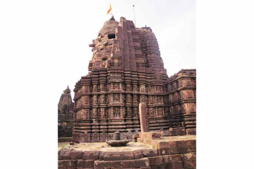 मरकडा मंदिराचे जीर्णोद्धाराचे पुरातत्त्व विभागाच्यावतीने सुरू असलेले काम.