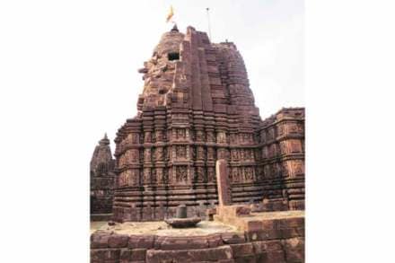 मरकडा मंदिराचे जीर्णोद्धाराचे पुरातत्त्व विभागाच्यावतीने सुरू असलेले काम.