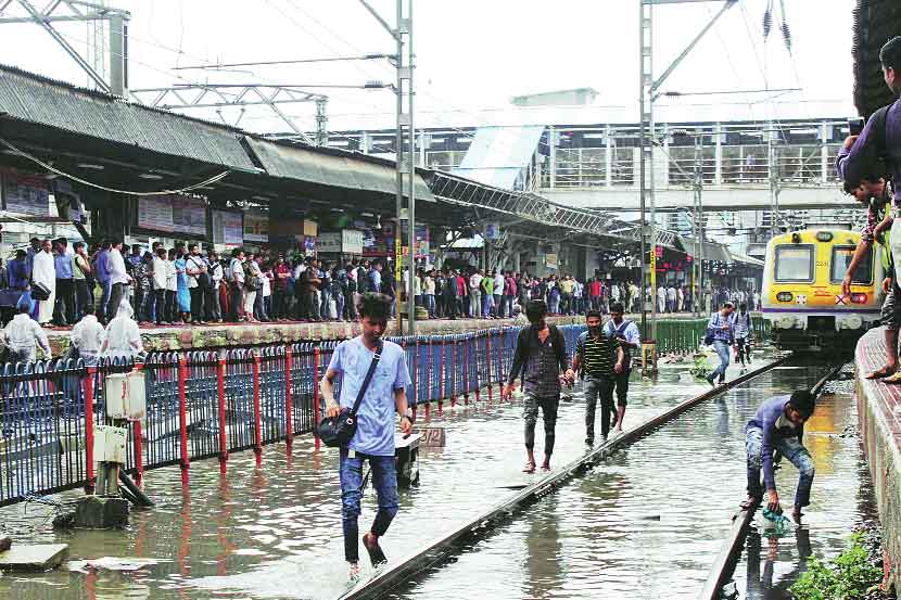 ठाणे स्थानक पालिकेमुळे पाण्यात!