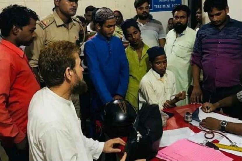 उन्नाव : मारहाण झालेले विद्यार्थी आपल्या पालकांसह पोलीस ठाण्यात तक्रार नोंदवताना. (सौजन्य : टाइम्सनाऊ )