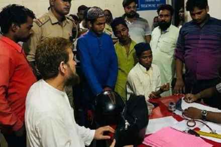उन्नाव : मारहाण झालेले विद्यार्थी आपल्या पालकांसह पोलीस ठाण्यात तक्रार नोंदवताना. (सौजन्य : टाइम्सनाऊ )