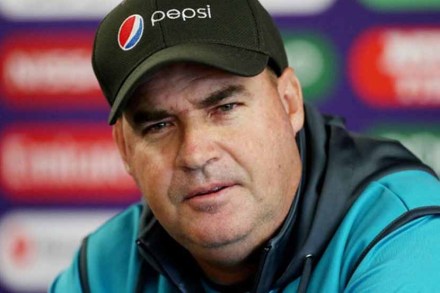 विश्वचषकातील पराभवानंतर प्रशिक्षक मिकी आर्थर यांना निरोप विश्वचषकातील पराभवानंतर प्रशिक्षक मिकी आर्थर यांना निरोप