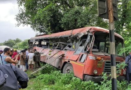 पेण-खोपोली मार्गावर अपघात, दोन ठार २० जखमी