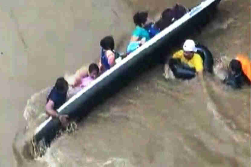 पूरग्रस्त कुटुंबांना पाच हजार रोख