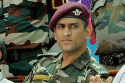 धोनीला जवानांनी घेरले… लष्करी सेवेतील पहिला फोटो व्हायरल