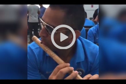 Viral Video : ‘कॅप्टन कूल’ धोनी जेव्हा हाती बासरी घेतो…