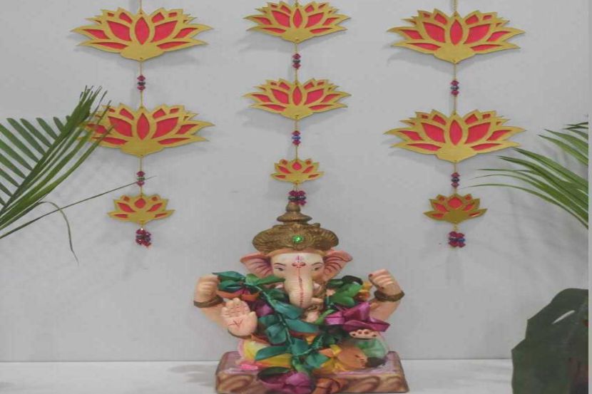 गणेशोत्सवासाठी कमळाच्या फुलांची सजावट