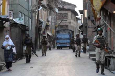 काश्मीरमध्ये जमावबंदी (फोटो सौजन्य: एएफपी)
