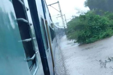 महालक्ष्मी एक्स्प्रेसला पावसाचा फटका; संथगतीने मार्गक्रमण