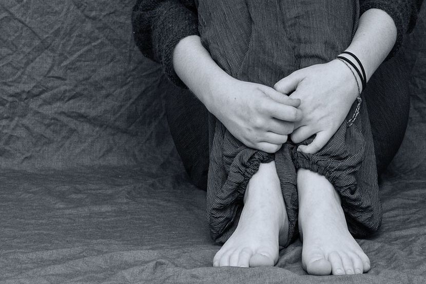 रेल्वे प्रवासात आईस्क्रीममध्ये गुंगीचं औषध मिसळून तरुणीची छेडछाड