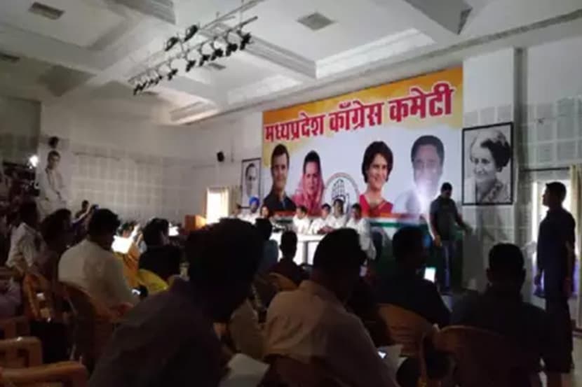 पत्रकार परिषद सुरु असतानाचा वीज गेली पत्रकार परिषद सुरु असतानाचा वीज गेली