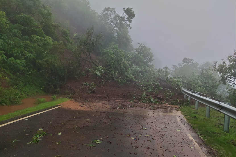 पोलादपूर – महाबळेश्वर मार्ग दरड कोसळल्याने बंद