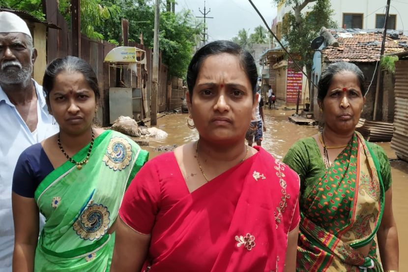 “कोणत्याही एका मंत्र्याने आमच्या घराजवळ येऊन तासभर थांबून दाखवा”, पूरग्रस्तांचा संताप
