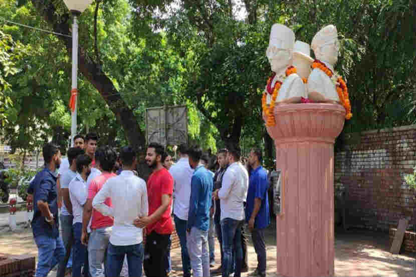 दिल्ली विद्यापीठातून रातोरात हटवण्यात आले सावरकर, भगत सिंग आणि बोस यांचे पुतळे