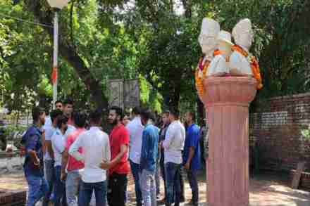 दिल्ली विद्यापीठातून रातोरात हटवण्यात आले सावरकर, भगत सिंग आणि बोस यांचे पुतळे