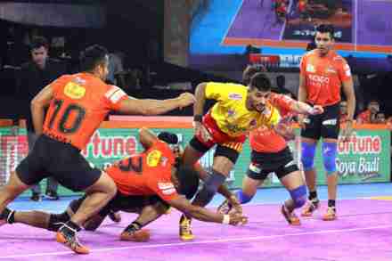 Pro Kabaddi 7 : यू मुम्बाच्या झंजावातासमोर गुजरातचा गड ढासळला
