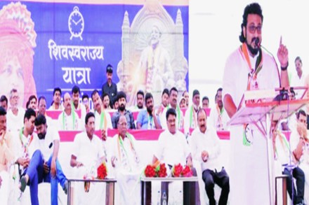 शिवस्वराज्य यात्रेनिमित्त परभणीतल्या शिवाजी महाविद्यालयात अभिनेता खासदार अमोल कोल्हे यांनी युवकांशी संवाद साधला. या वेळी आयोजक प्रताप देशमुख, स्वराजसिंह परिहार यांच्यासह राष्ट्रवादीचे पदाधिकारी व कार्यकत्रे उपस्थित होते.