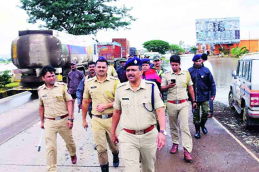 पुणे-बेंगळुरू राष्ट्रीय महामार्गावर सोमवारी पोलिस बंदोबस्तात एकेरी वाहतूक सुरू करण्यात आली.
