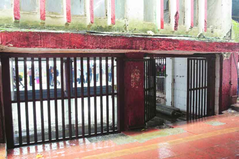 ठाणे स्थानकातील चोरमार्ग बंद!