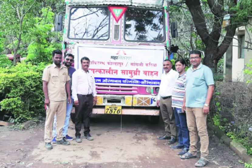 कोल्हापूरकडे रोहित्रे घेऊन जाणाऱ्या ट्रकसह महावितरणच्या औरंगाबाद परिमंडलाचे अभियंते व कर्मचारी.