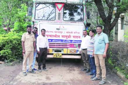 कोल्हापूरकडे रोहित्रे घेऊन जाणाऱ्या ट्रकसह महावितरणच्या औरंगाबाद परिमंडलाचे अभियंते व कर्मचारी.