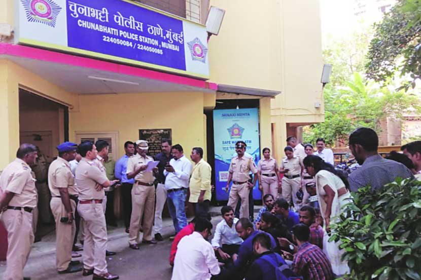 आरोपींच्या अटकेसाठी तरुणीच्या नातेवाईकांनी गुरुवारी चुनाभट्टी पोलीस ठाण्याबाहेर आंदोलन केले.