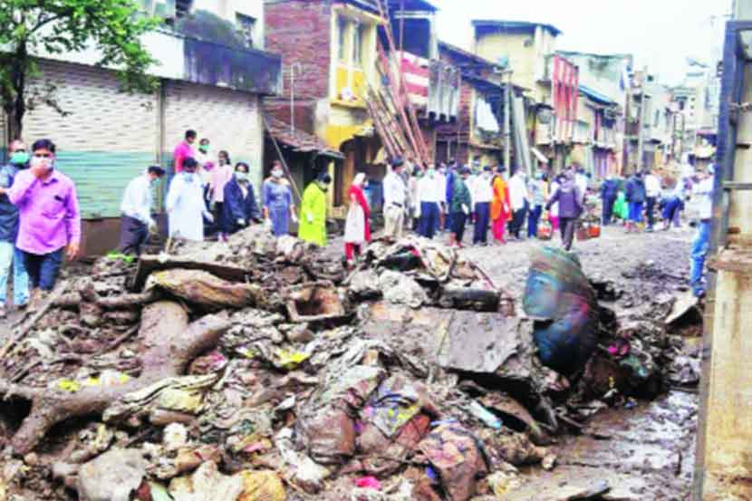 साथी हाथ बढाना!

महापुराने सारे शहरच उद्ध्वस्त केले. त्याचा हा तडाखा पाहिल्यावर यातून सावरणे हे तसे कठीणच. पण या आपत्तीला हरवण्यासाठी करवीरवासीय आणि त्यांच्या मदतीला धावून आलेले शेकडो हात शुक्रवारी मदतकार्यात उतरले. मानवी साखळी करत या साऱ्यांनी शुक्रवारी शहरात मोठी स्वच्छता मोहीम राबविली.

(छाया-राज मकानदार)
