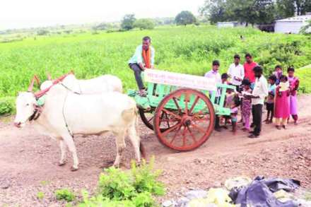 बैलगाडीतून फिरत्या वाचनालयाचा ज्ञानयज्ञ!
