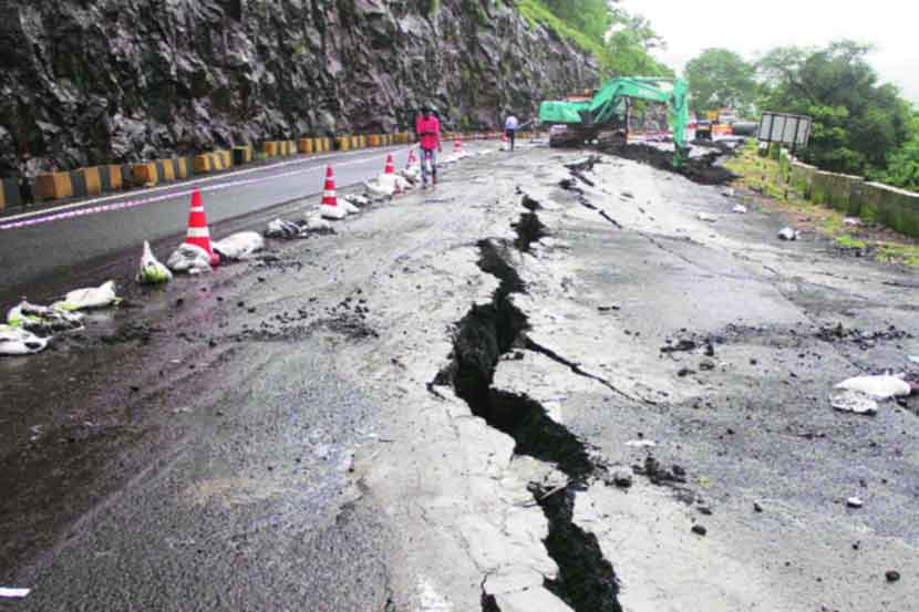 सततच्या पावसाने कसारा घाटात रस्त्यांना मोठय़ा भेगा पडल्या आहेत. त्यामुळे वाहतूक संथगतीने सुरू आहे. छाया- दीपक जोशी