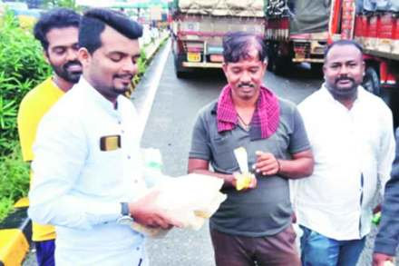 बंद महामार्गावरील प्रवासी, चालक, वाहकांना बंधुत्वाचा आधार