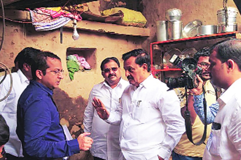 पुनर्वसनमंत्री सुभाष देशमुख यांनी पुरात नुकसान झालेल्या व्यावसायिकांना नुकसान भरपाई देण्याबाबत प्रांताधिकारी समीर शिंगटे यांना सूचना केल्या. सोबत आमदार सुरेश हाळवणकर.