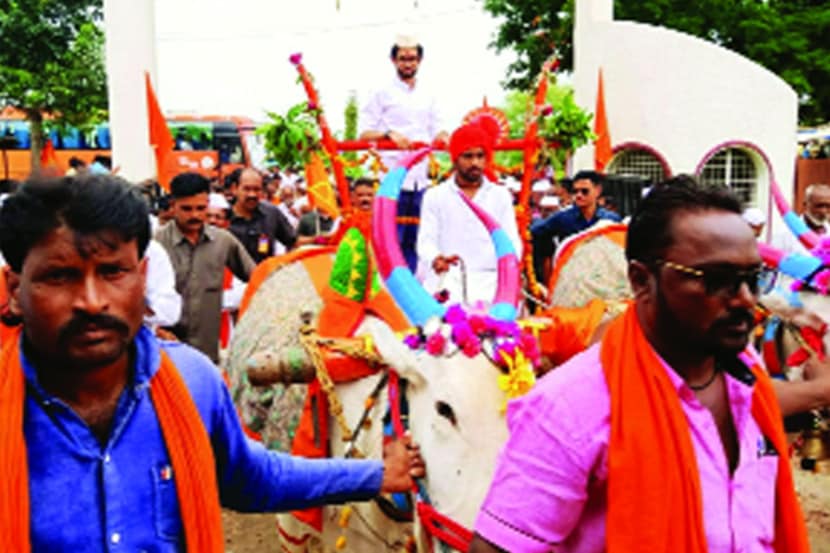 नेर येथे बैलबंडीतून स्वागत तसेच शेतकरी व विद्यार्थ्यांशी संवाद साधताना आदित्य ठाकरे.