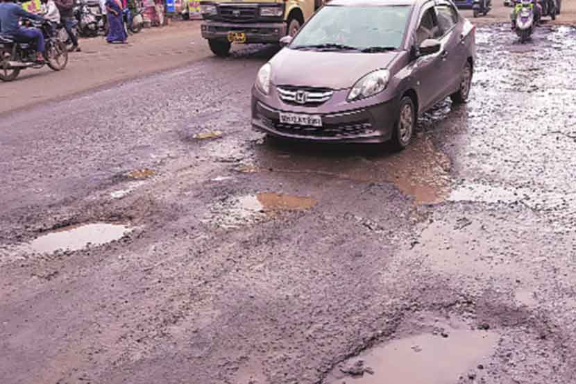 पाऊस ओसरला, खड्डे कायम