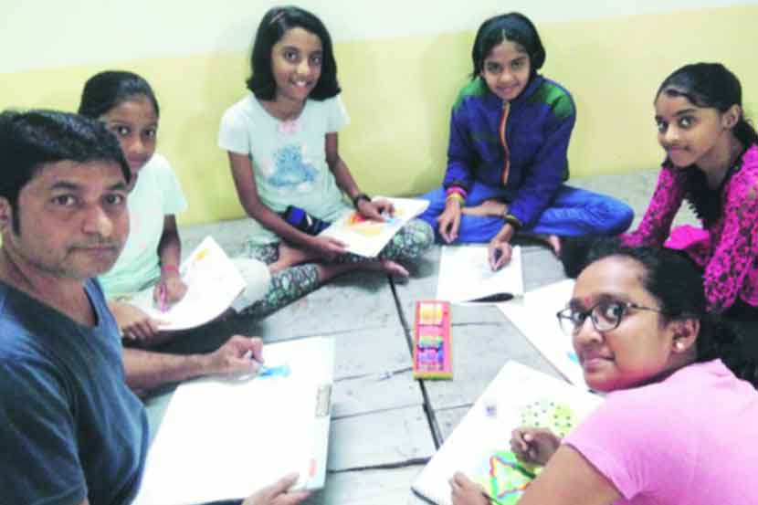 डावखुऱ्या मुलांना कलेची विनामूल्य शिकवणी