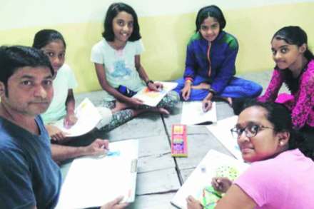 डावखुऱ्या मुलांना कलेची विनामूल्य शिकवणी