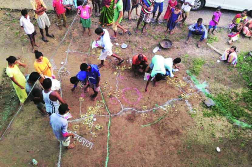 
घराचा आराखडा त्रिमिती मॉडेलमधून समजावताना वास्तुशिल्पी.