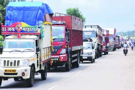  पुणे-बेंगळूरु महामार्गावरून सोमवारी अंशत: वाहतूक सुरू करण्यात आली. 
