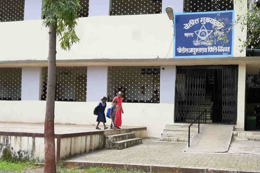 धक्कादायक! शस्त्रसाठा, दारुगोळ्यालगतच भरतोय शाळेचा वर्ग
