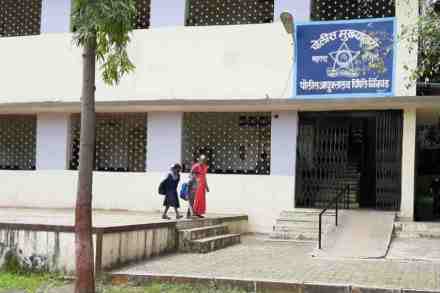 धक्कादायक! शस्त्रसाठा, दारुगोळ्यालगतच भरतोय शाळेचा वर्ग