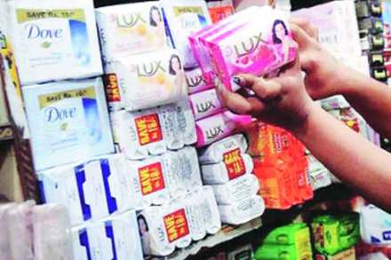 कमकुवत मागणीवर उतारा ; हिंदुस्थान युनिलिव्हरकडून किमतीत ३० टक्के कपात कमकुवत मागणीवर उतारा ; हिंदुस्थान युनिलिव्हरकडून किमतीत ३० टक्के कपात