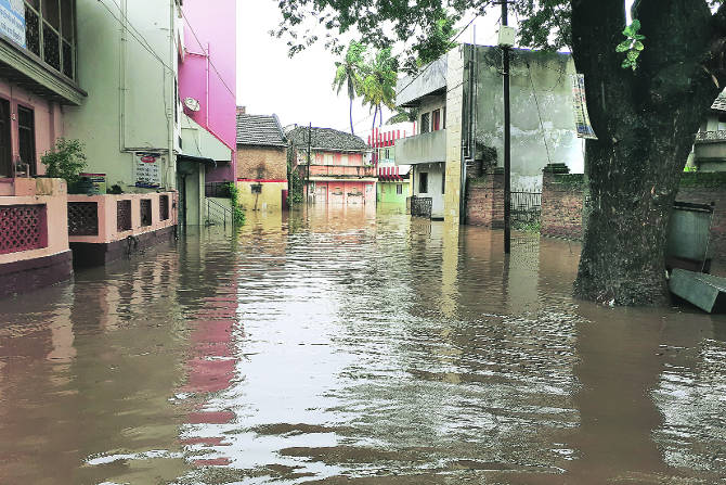 सांगली, कोल्हापूरमध्ये यंदा आलेला महापूर काही अतिवृष्टीमुळे आला नाही. नद्यांच्या पात्रातील पाण्याच्या पातळीत झालेली वाढ, हे या पुराचे कारण होते.
