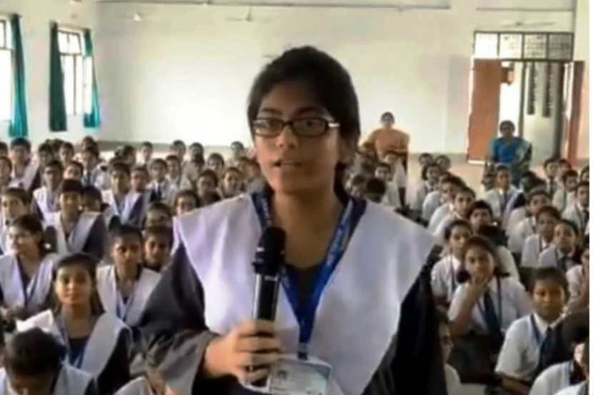 बाराबांकी : विद्यार्थीनीने मुलींच्या सुरक्षेवर प्रश्नचिन्ह उपस्थित करणारा प्रश्न विचारल्यानंतर सर्वजण काही क्षण स्तब्ध झाले.