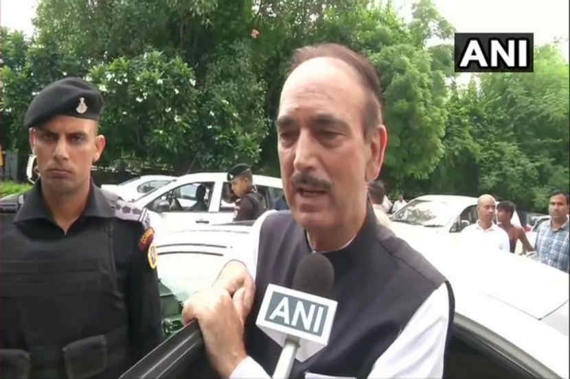काँग्रेस नेते गुलाम नबी आझाद यांना दुसऱ्यांदा जम्मू विमानतळावरुनच दिल्लीला पाठवलं काँग्रेस नेते गुलाम नबी आझाद यांना दुसऱ्यांदा जम्मू विमानतळावरुनच दिल्लीला पाठवलं